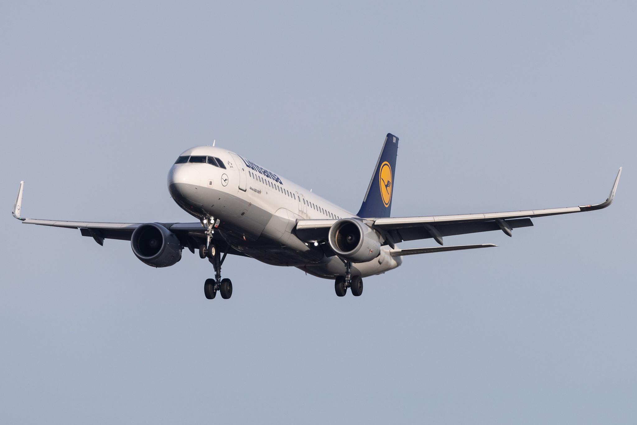 Hamburg Airport: Lufthansa (LH / DLH) |  Airbus A320-214 A320 | D-AIUV | MSN 7174