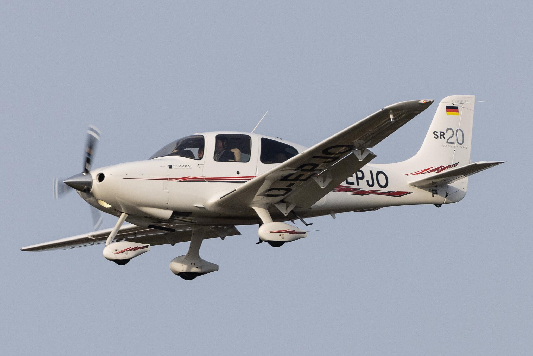 Hamburg Airport: Private owner |  Cirrus SR20 SR20 | D-EPJO | MSN 1992