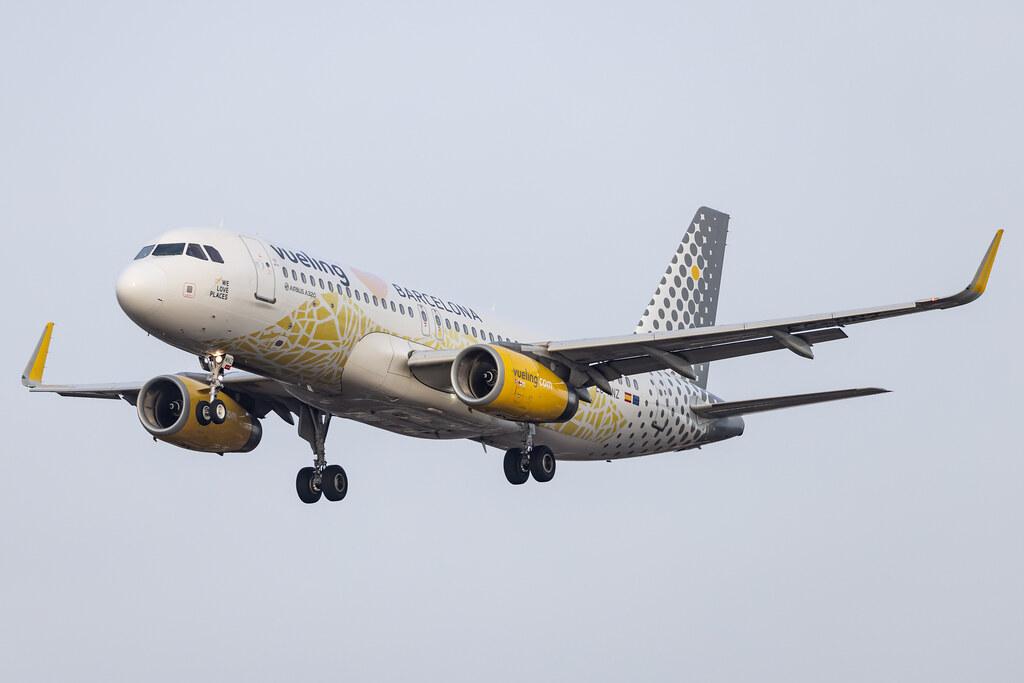 Hamburg Airport: Vueling (VY / VLG) |  Livery: Vueling ?? Barcelona Livery |  Airbus A320-232 A320 | EC-MNZ | MSN 7351