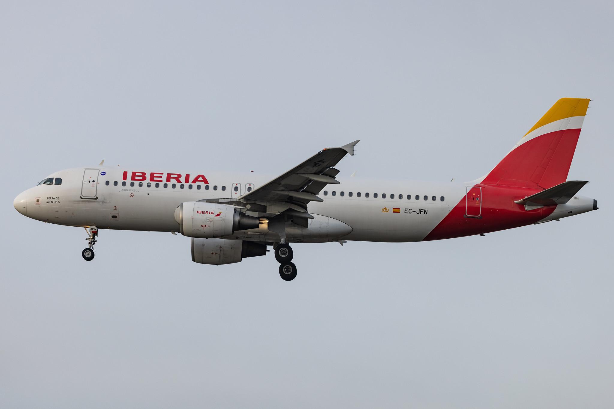 Hamburg Airport: Iberia (IB / IBE) |  Airbus A320-214 A320 | EC-JFN | MSN 2391