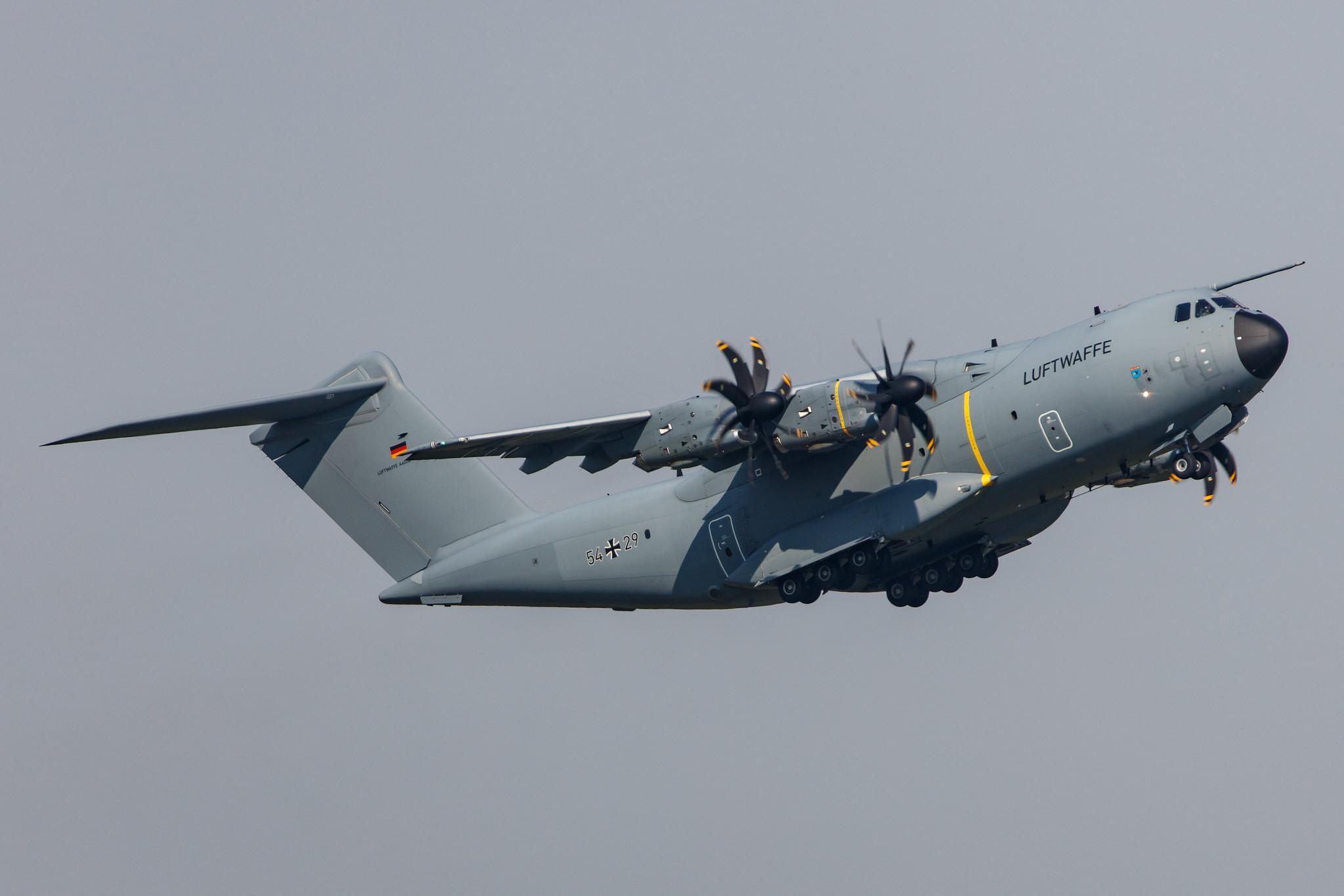 Hamburg Airport: German Air Force (/ GAF) | Airbus A400M-180 A400 A400 | 54+29 | MSN 090