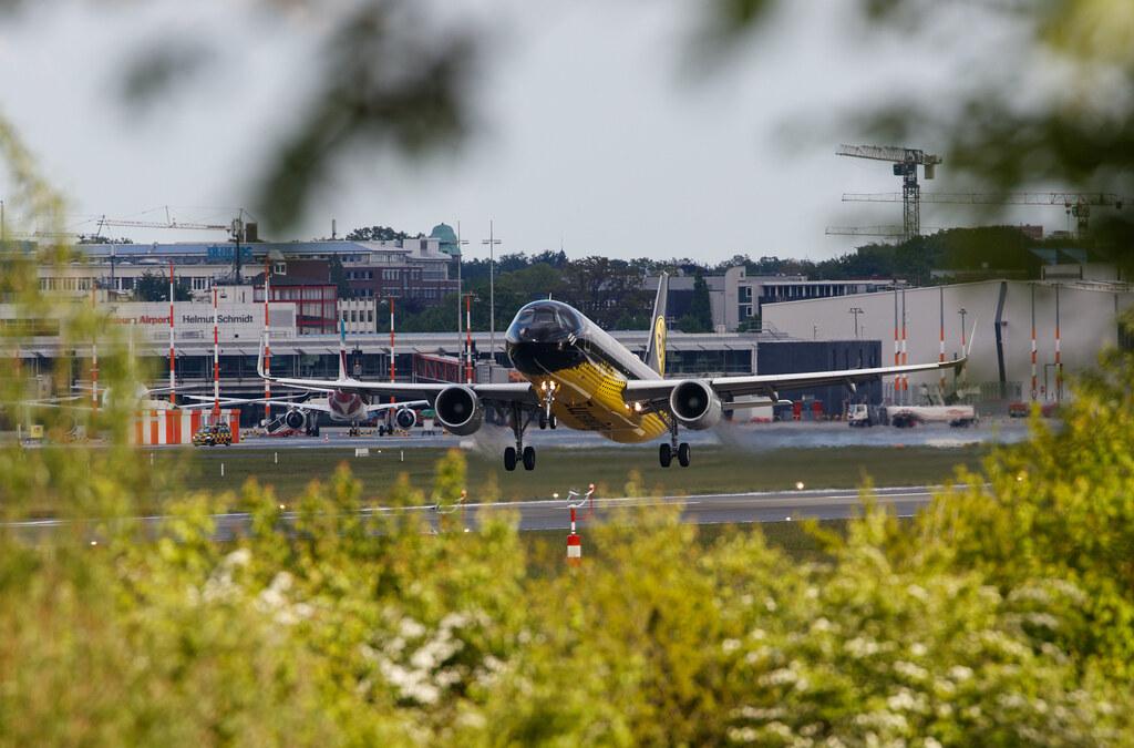 Hamburg Airport: Eurowings (EW / EWG) |  Livery: Borussia Dortmund Livery |  Airbus A320-214 A320 | D-AIZR | MSN 5525