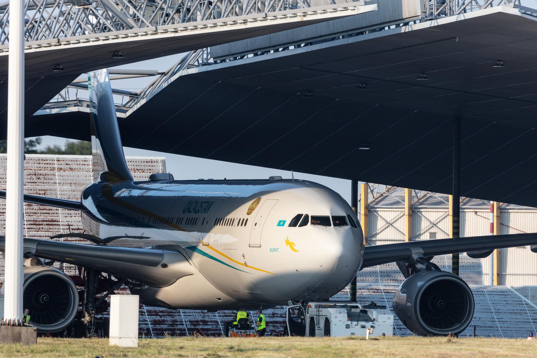 Hamburg Airport: Kazakhstan Government |  Airbus A330-243 A332 | UP-A3001 | MSN 0863