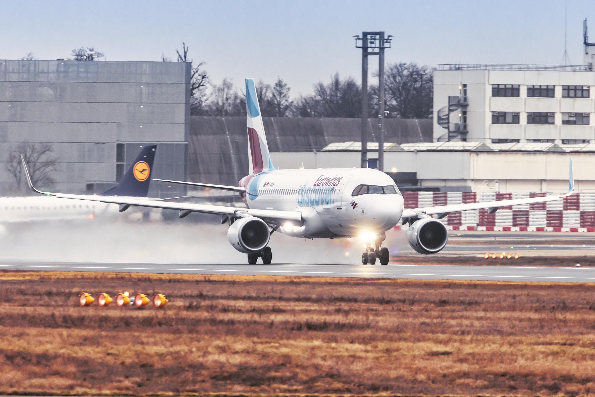 Frankfurt Airport: Eurowings Discover (4Y / OCN) |  Airbus A320-214 A320 | D-AIUW | MSN 7251