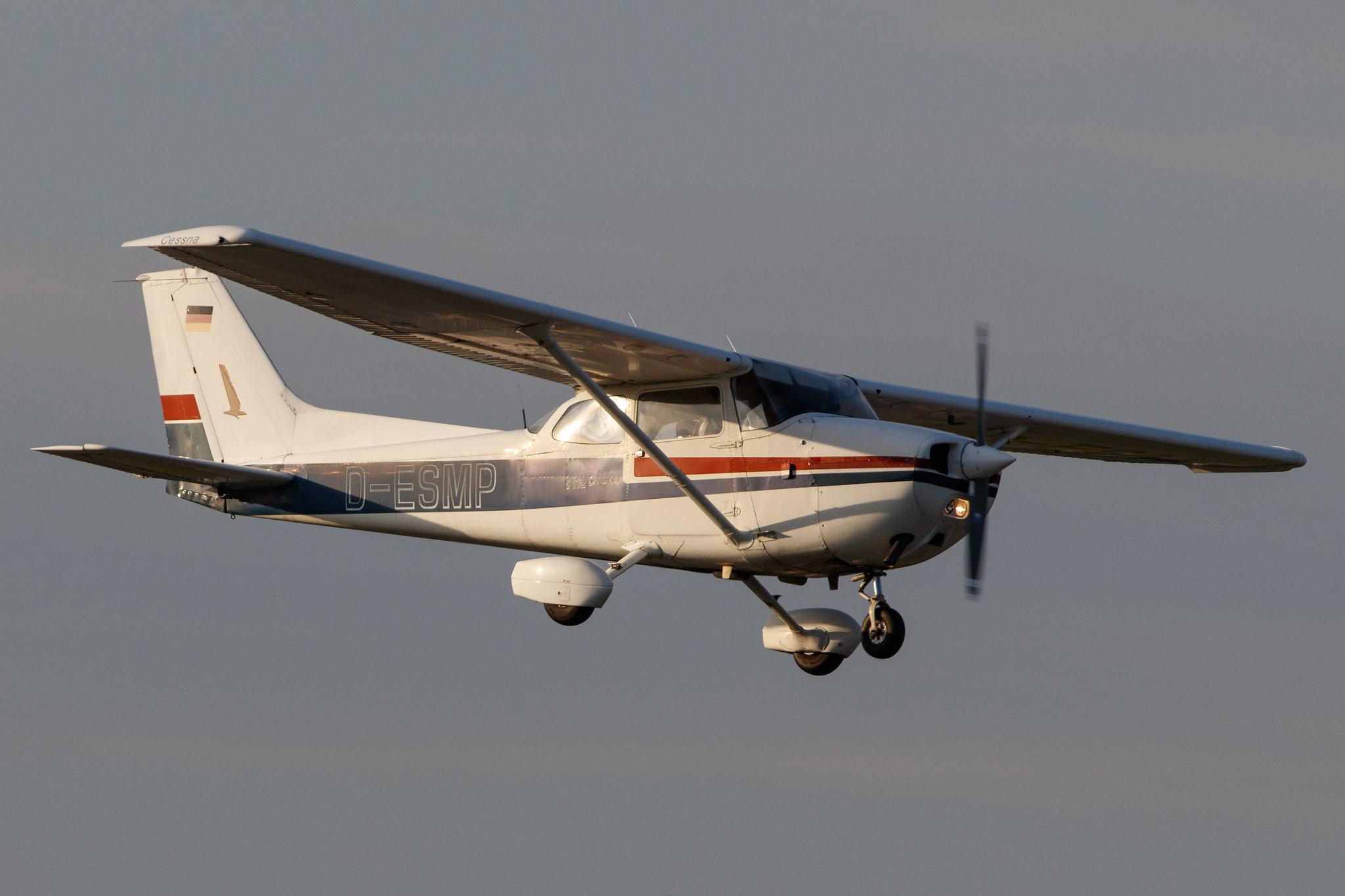 Hamburg Airport: Private owner (C172) |  Reims F172N Skyhawk 100 | D-ESMP | MSN F17201633