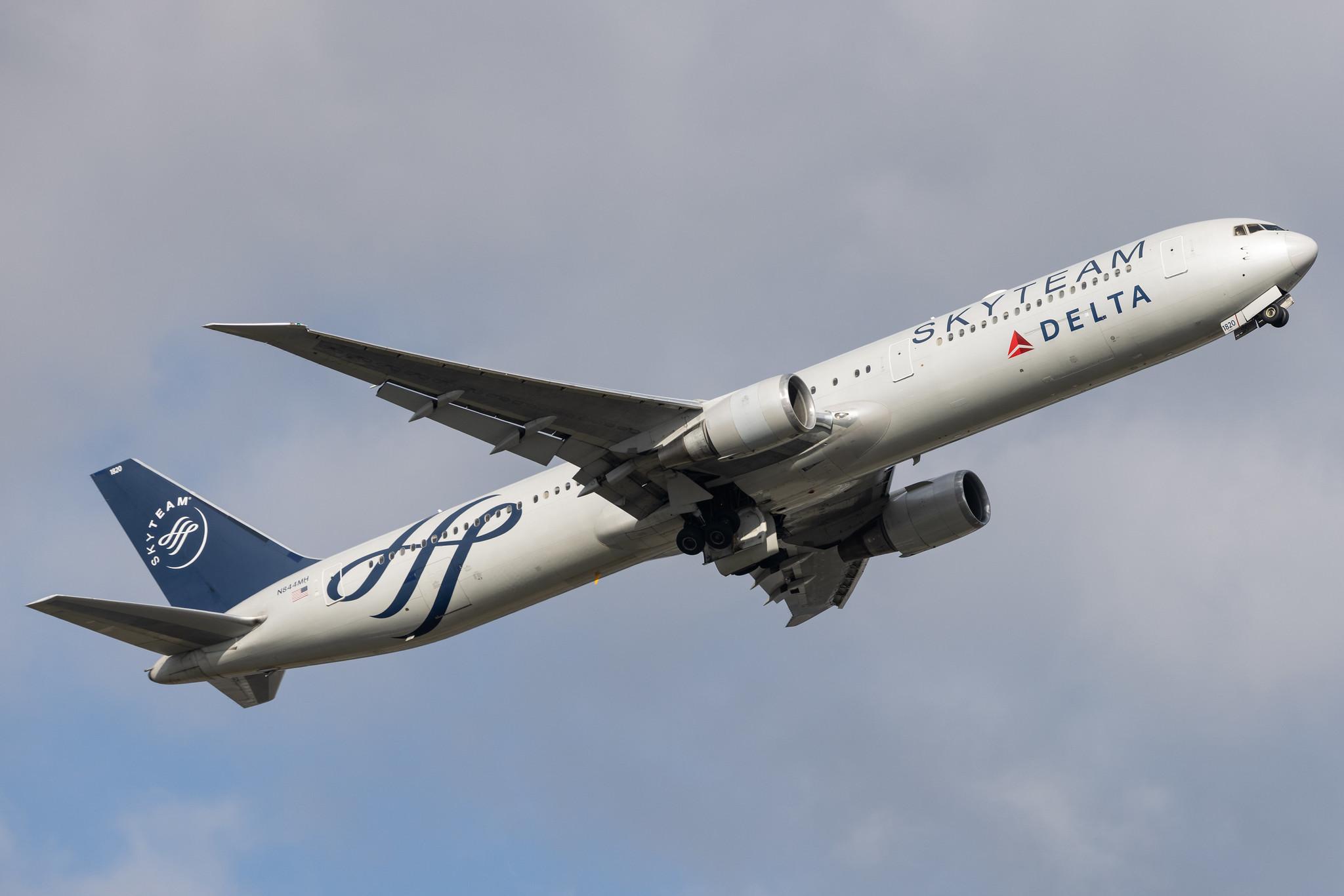 London Heathrow: Delta Air Lines (DL / DAL) |  Livery: SkyTeam Livery |  Boeing 767-432(ER) B764 | N844MH | MSN 29717