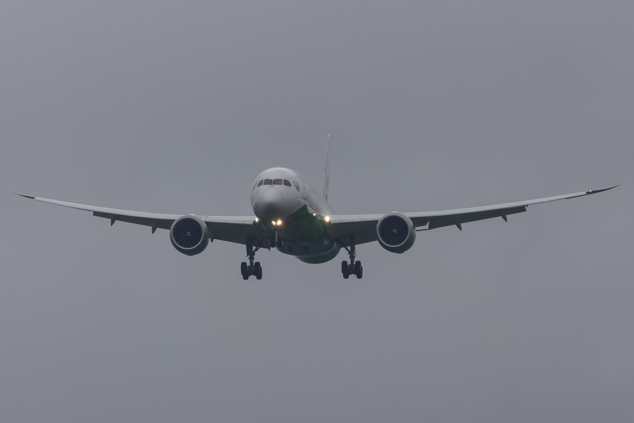 Hamburg Airport: Uzbekistan Airways (HY / UZB) |  Livery: Government |  Boeing 787-8 Dreamliner B788 | UK001 | MSN 64435