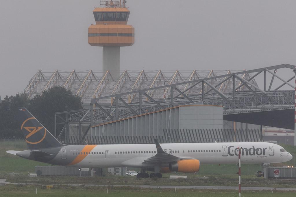 Hamburg Airport: Condor (DE / CFG) |  Boeing 757-330 B753 | D-ABOA | MSN 29016