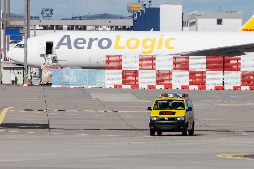 Frankfurt Airport: V89 Follow Me