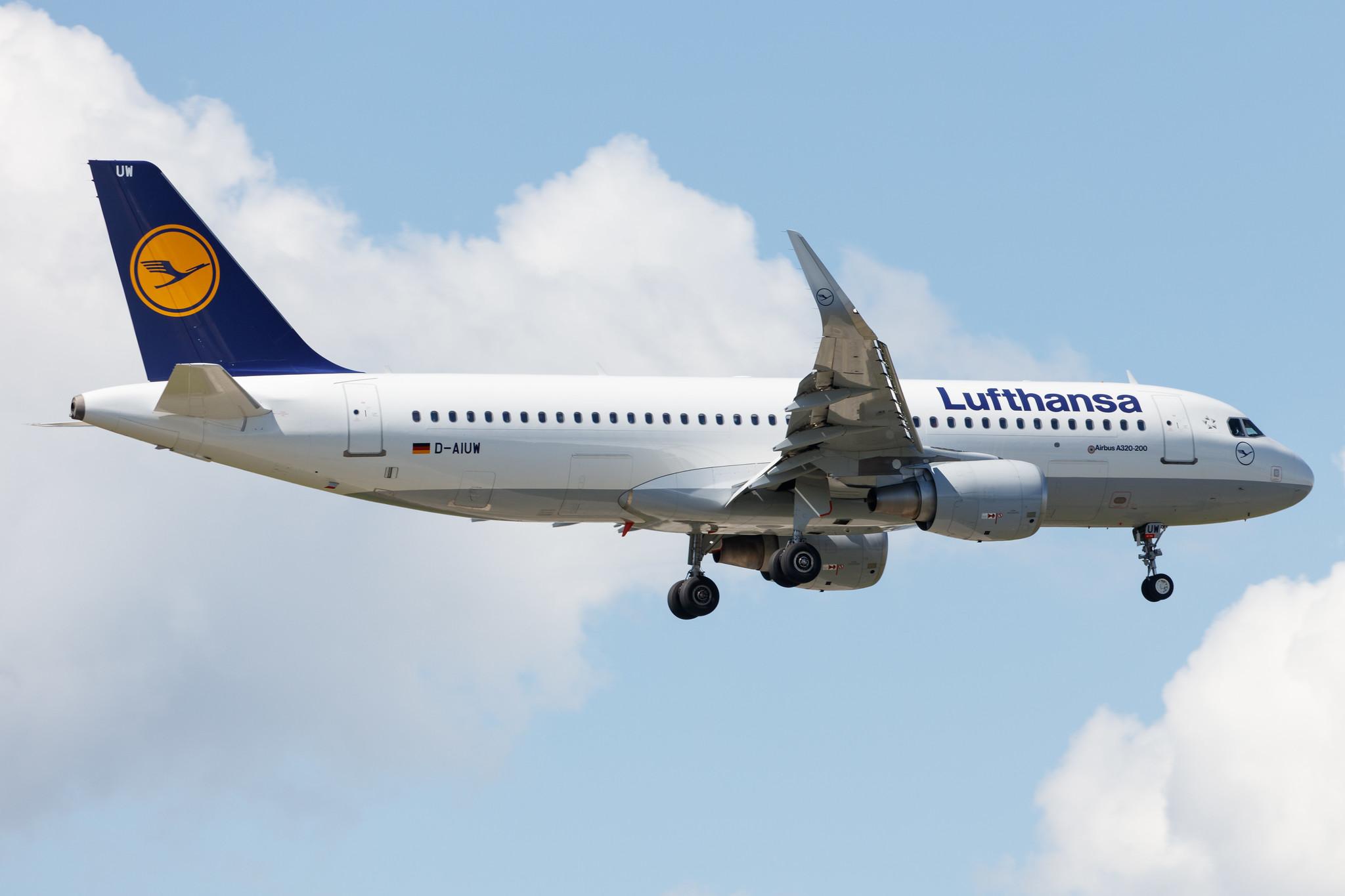 Frankfurt Airport: Lufthansa (LH / DLH) |  Airbus A320-214 A320 | D-AIUW | MSN 7251