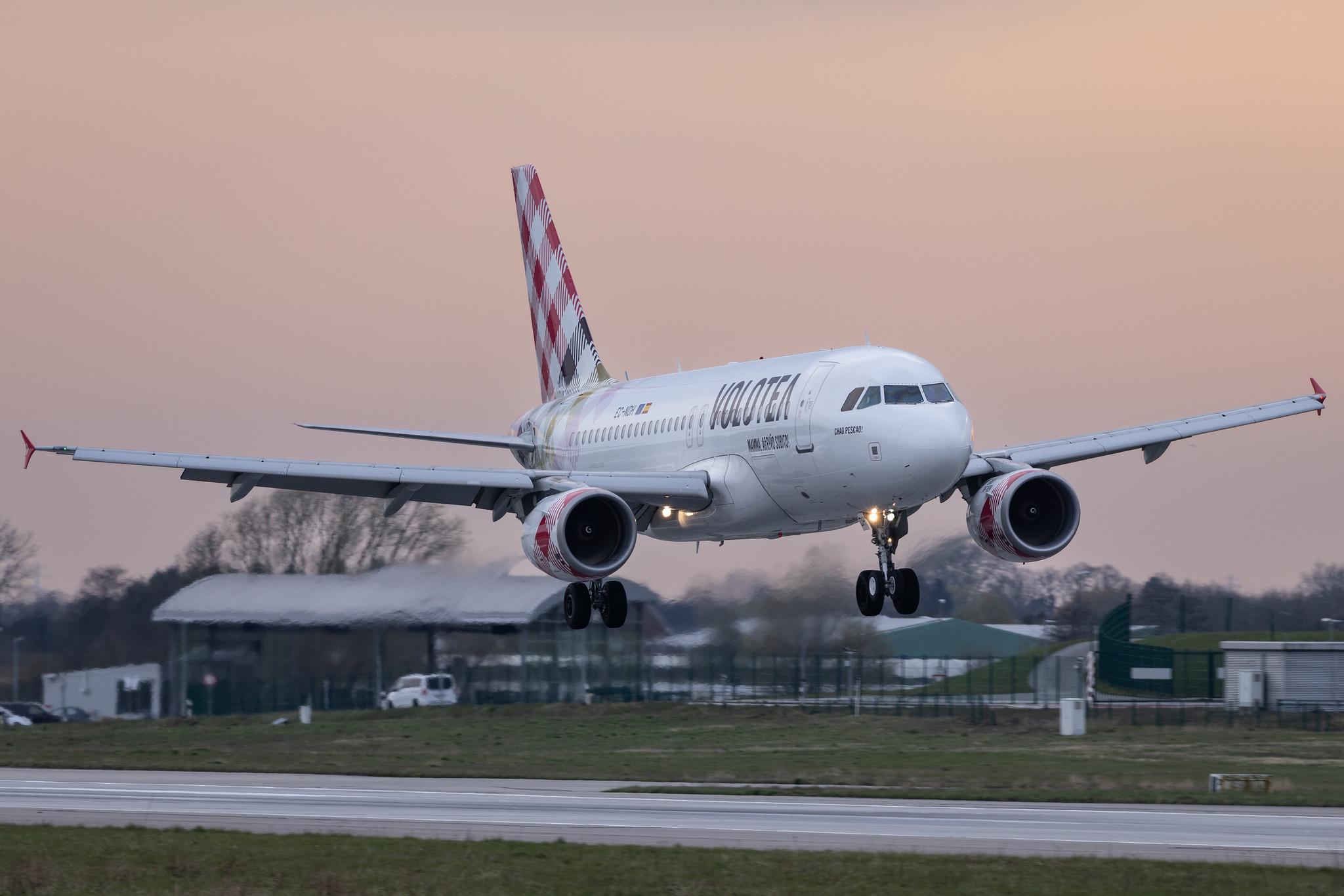 Hamburg Finkenwerder: Volotea (V7 / VOE) |  Airbus A319-111 A319 | EC-NDH | MSN 03403