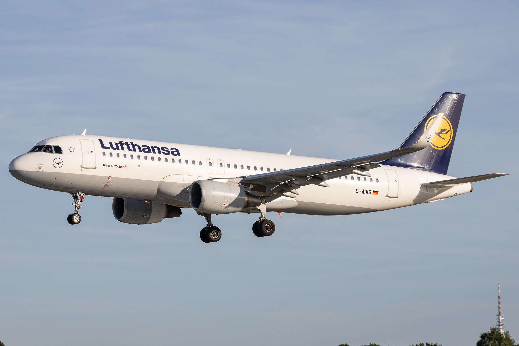 Hamburg Airport: Lufthansa (LH / DLH) |  Airbus A320-214 A320 | D-AIWB | MSN 7699