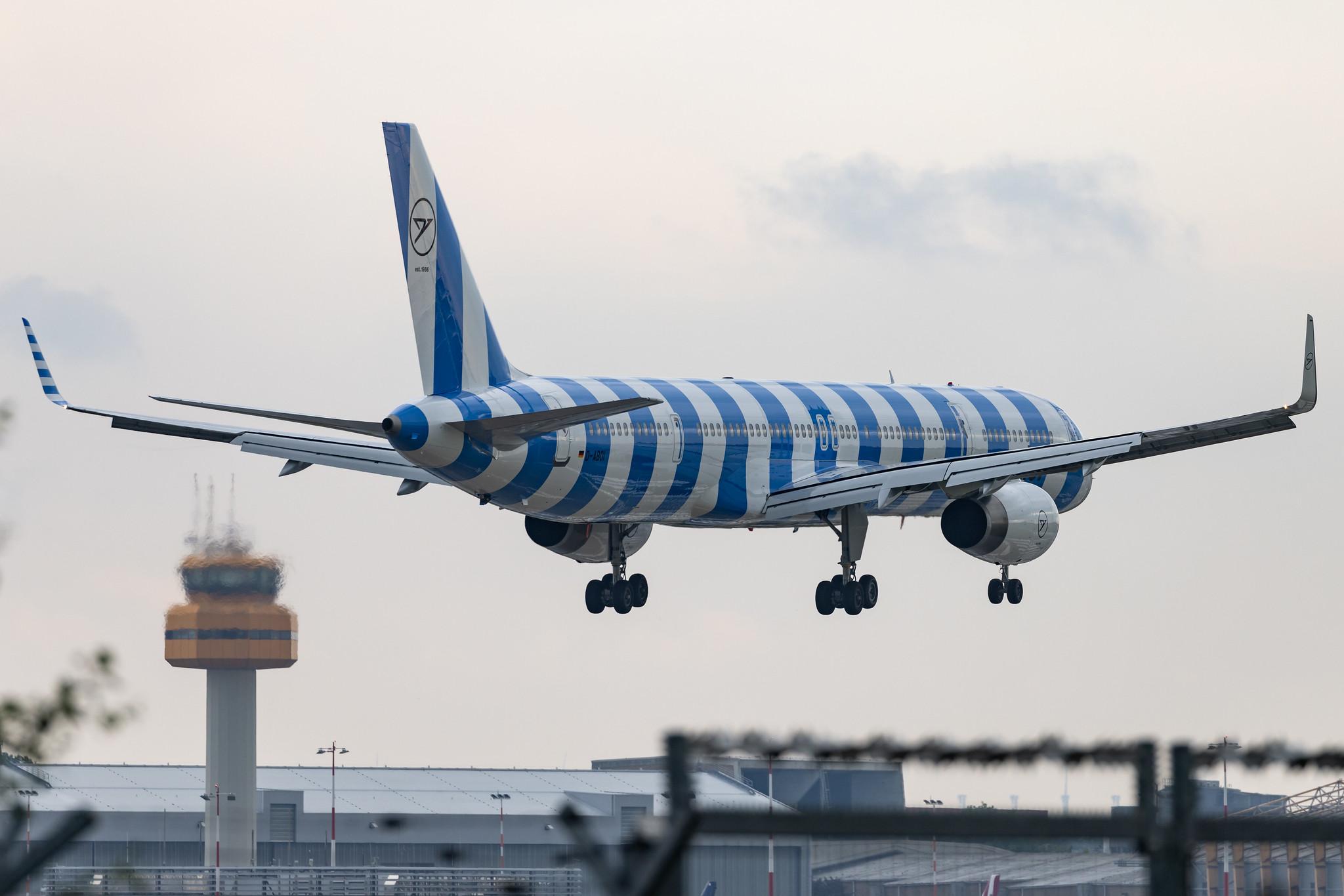 Hamburg Airport: Condor (DE / CFG) |  Boeing 757-330 B753 | D-ABOI | MSN 29018
