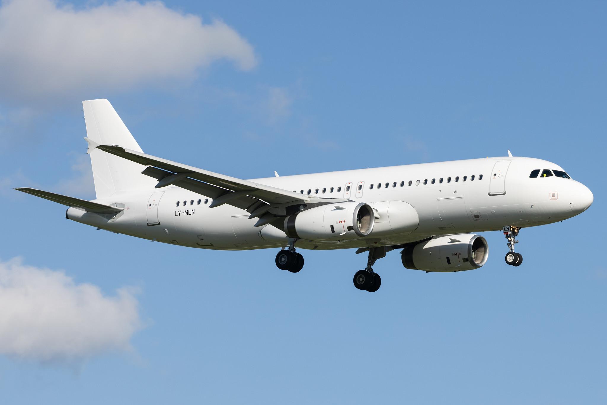 Hamburg Airport: Eurowings (EW / EWG) | Operator: Avion Express |  Airbus A320-232 A320 | LY-MLN | MSN 3741