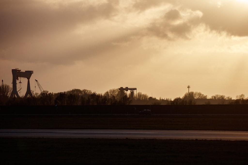 Hamburg Finkenwerder: Sonnenuntergang am Werksflughafen