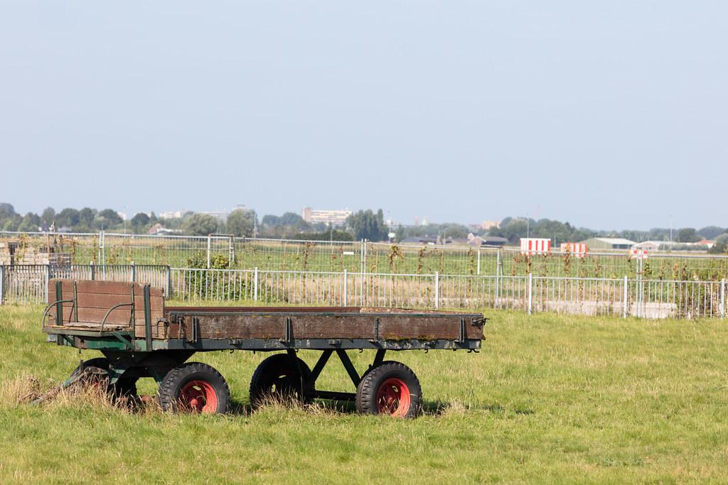 Amsterdam Schiphol: abgestellter Anhänger