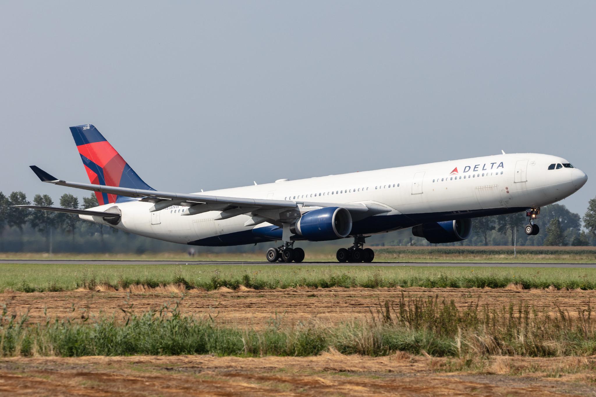Amsterdam Schiphol: Delta Air Lines (DL / DAL) |  Airbus A330-323 A333 | N818NW | MSN 0857