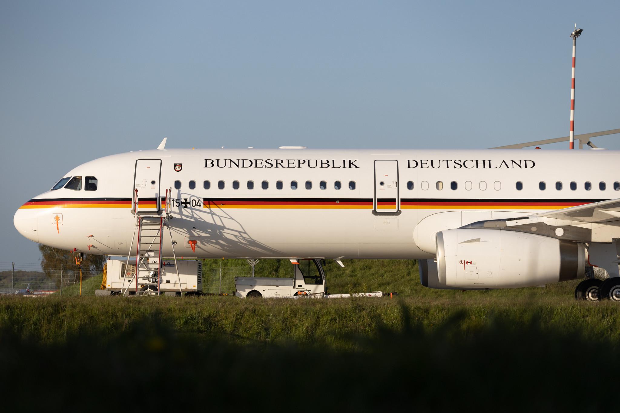 Hamburg Airport: German Air Force (/ GAF) |  Airbus A321-231 A321 | 15+04 | MSN 1214