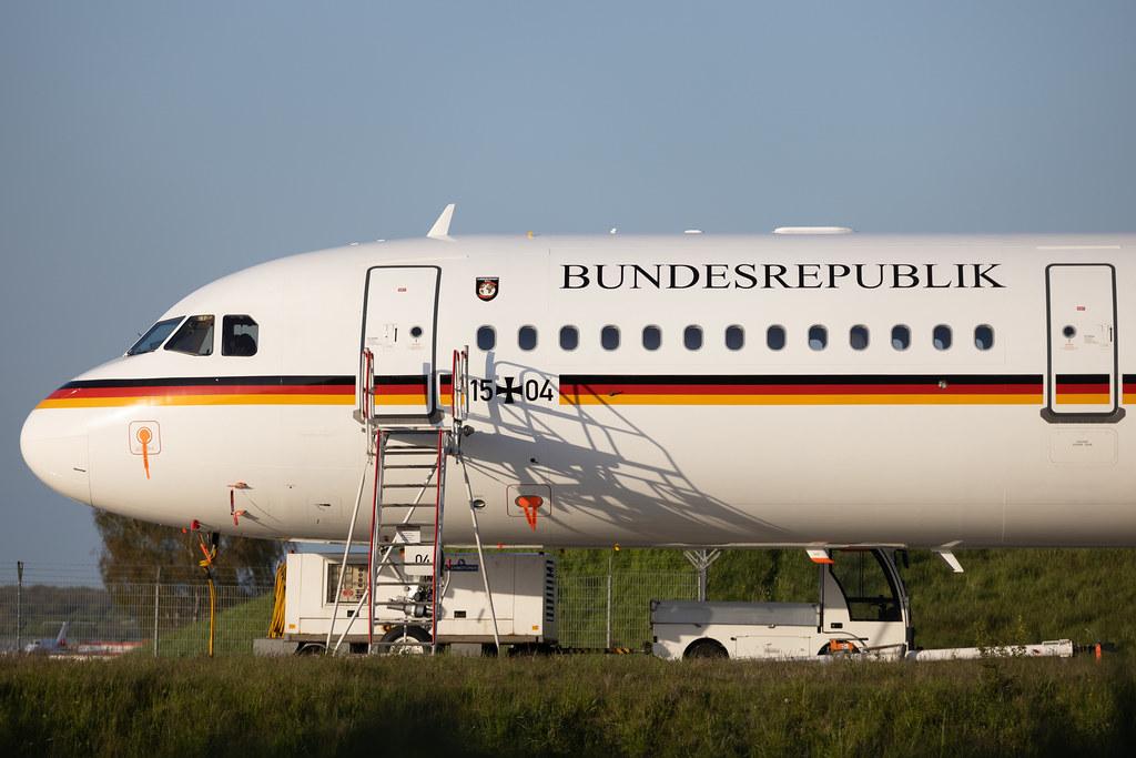 Hamburg Airport: German Air Force (/ GAF) |  Airbus A321-231 A321 | 15+04 | MSN 1214