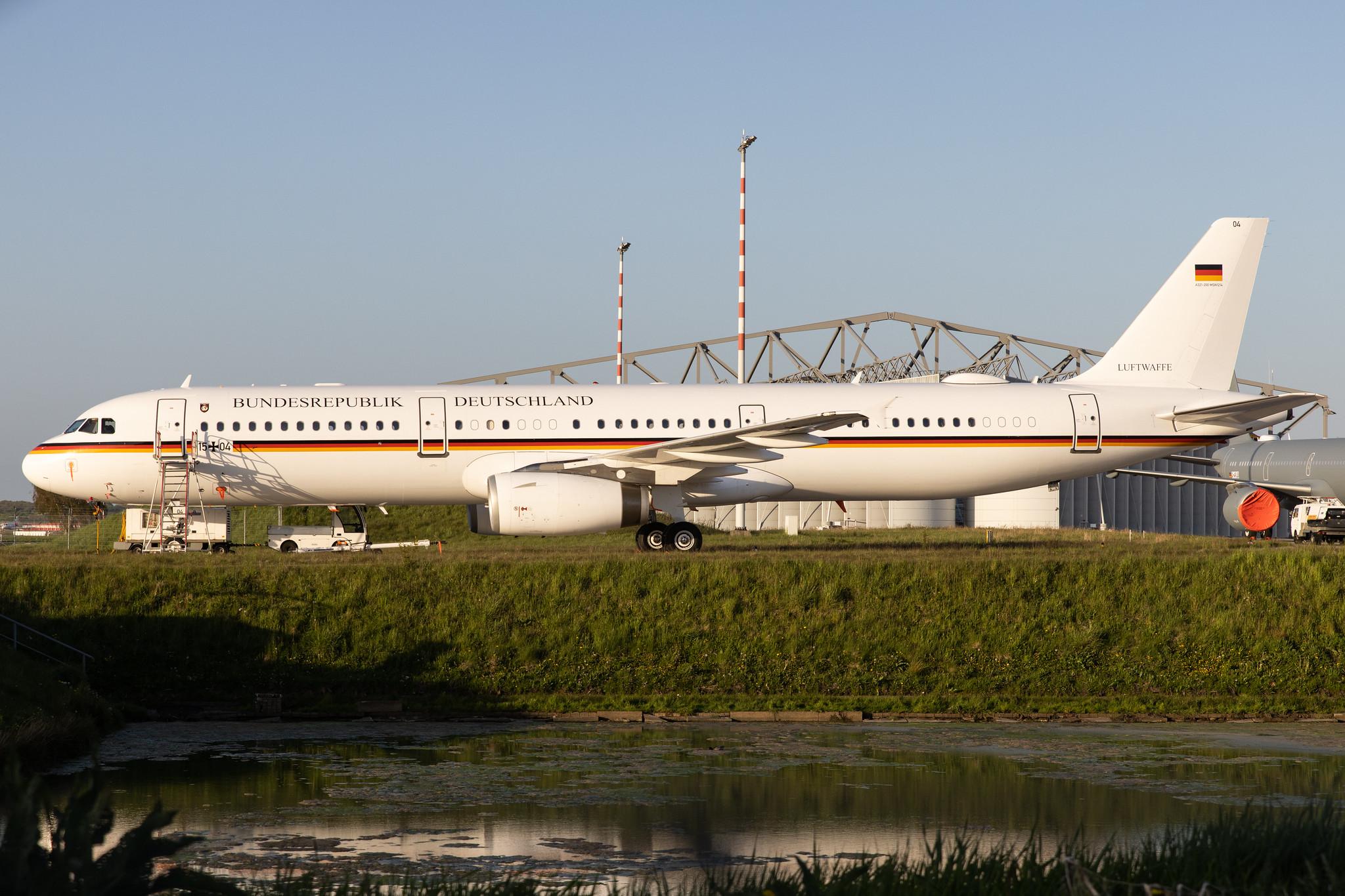 Hamburg Airport: German Air Force (/ GAF) |  Airbus A321-231 A321 | 15+04 | MSN 1214