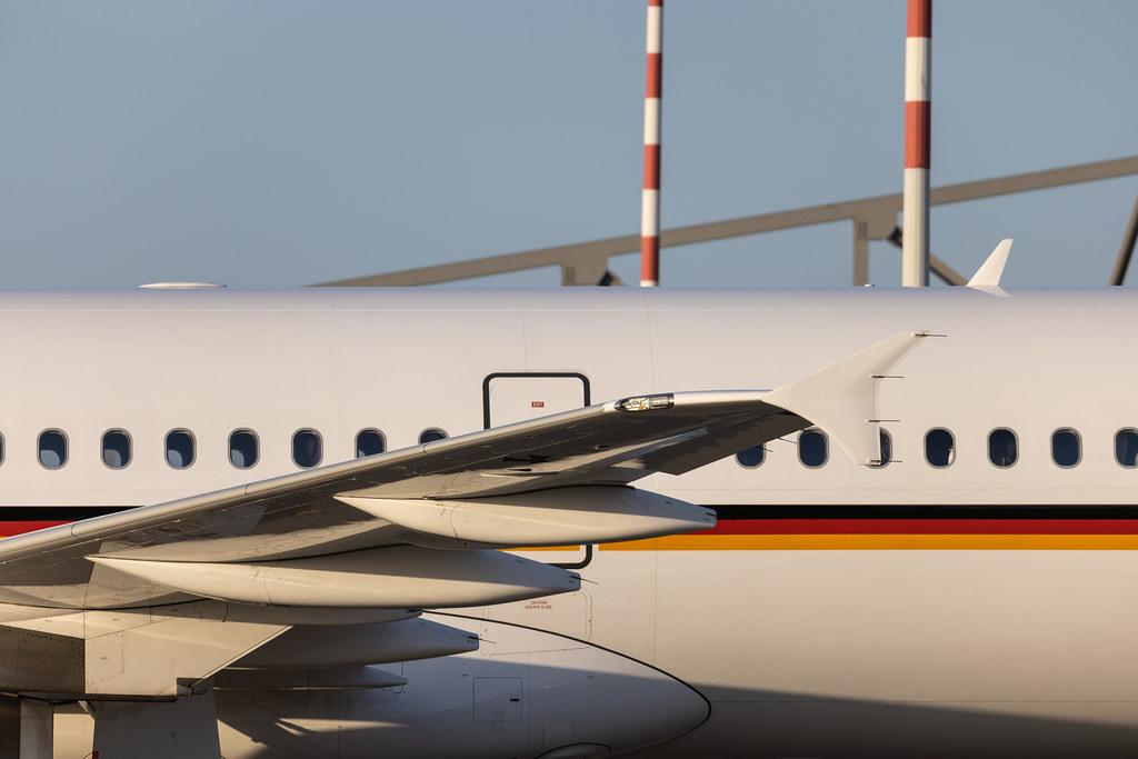 Hamburg Airport: German Air Force (/ GAF) |  Airbus A321-231 A321 | 15+04 | MSN 1214