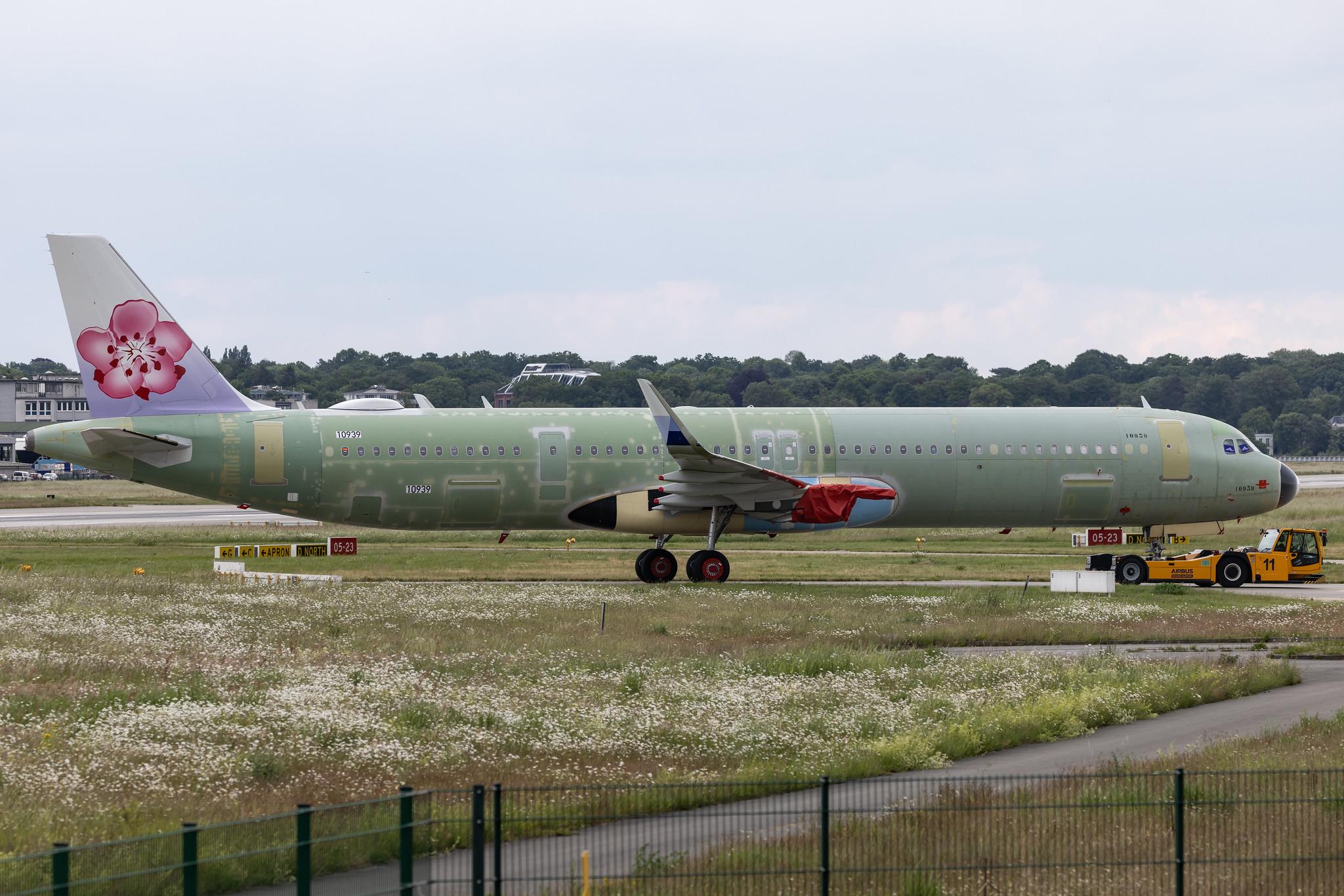 Hamburg Finkenwerder: China Airlines (CI / CAL) |  Airbus A321-271NX A21N | D-AYAO (B-18110) | MSN 10939