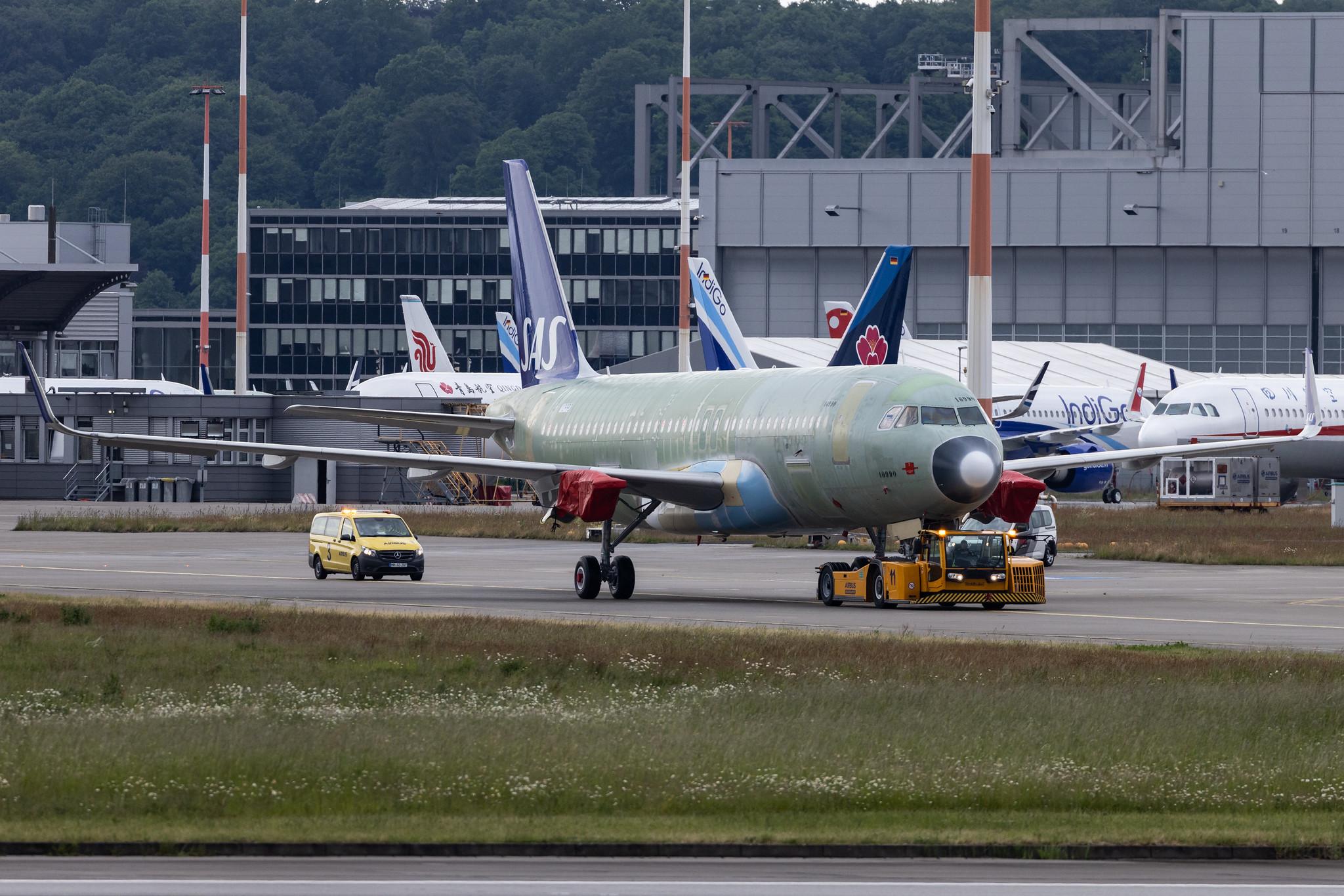 Hamburg Finkenwerder: SAS Scandinavian Airlines (SK / SAS) | Operator: SAS Connect |  Airbus A320-251N A20N | D- (EI-SIR) | MSN 10990