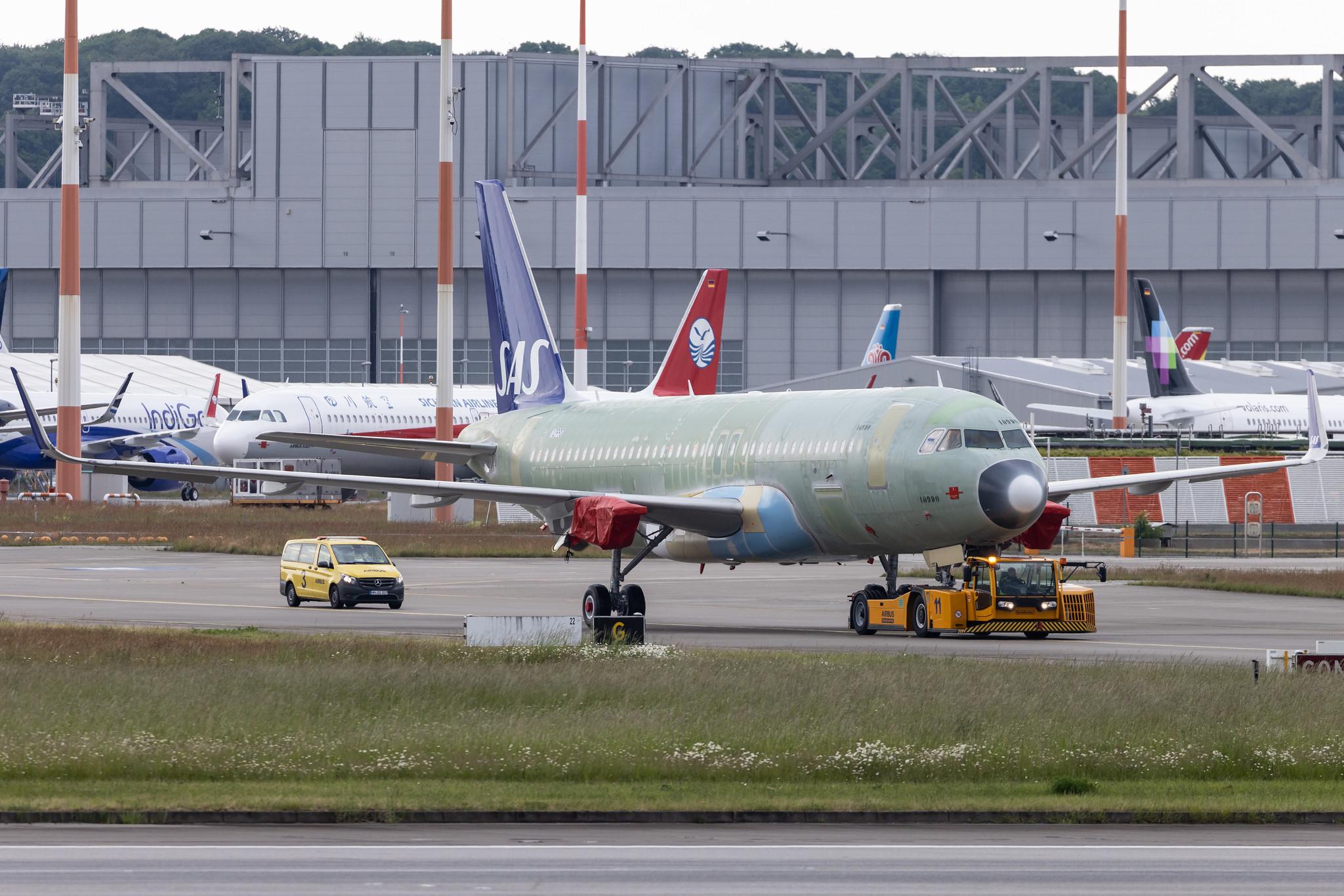 Hamburg Finkenwerder: SAS Scandinavian Airlines (SK / SAS) | Operator: SAS Connect |  Airbus A320-251N A20N | D- (EI-SIR) | MSN 10990