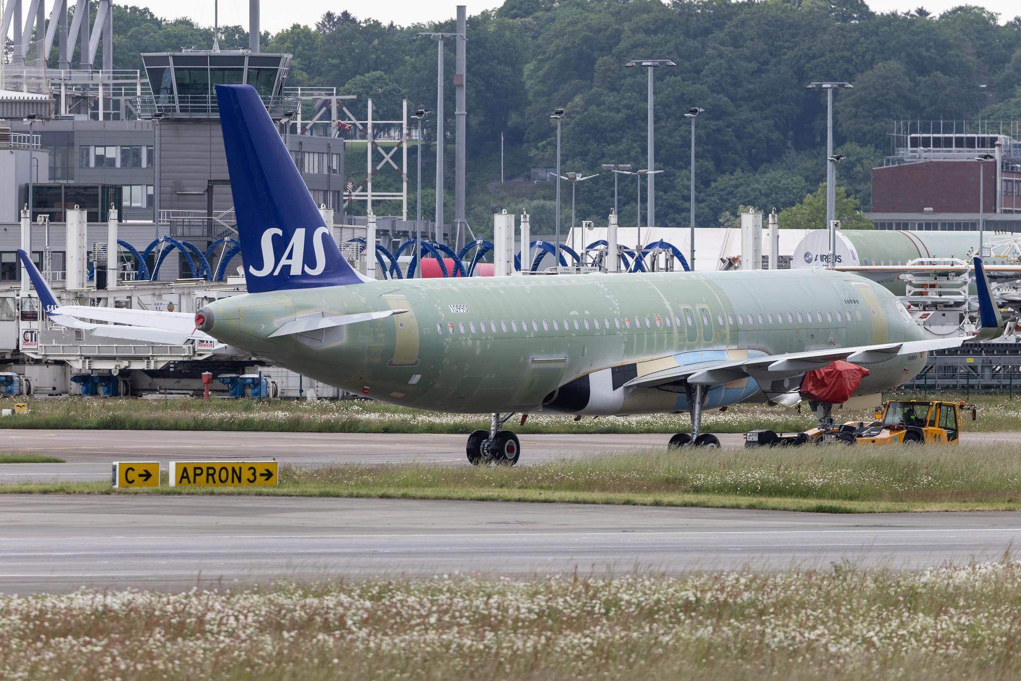 Hamburg Finkenwerder: SAS Scandinavian Airlines (SK / SAS) | Operator: SAS Connect |  Airbus A320-251N A20N | D- (EI-SIR) | MSN 10990