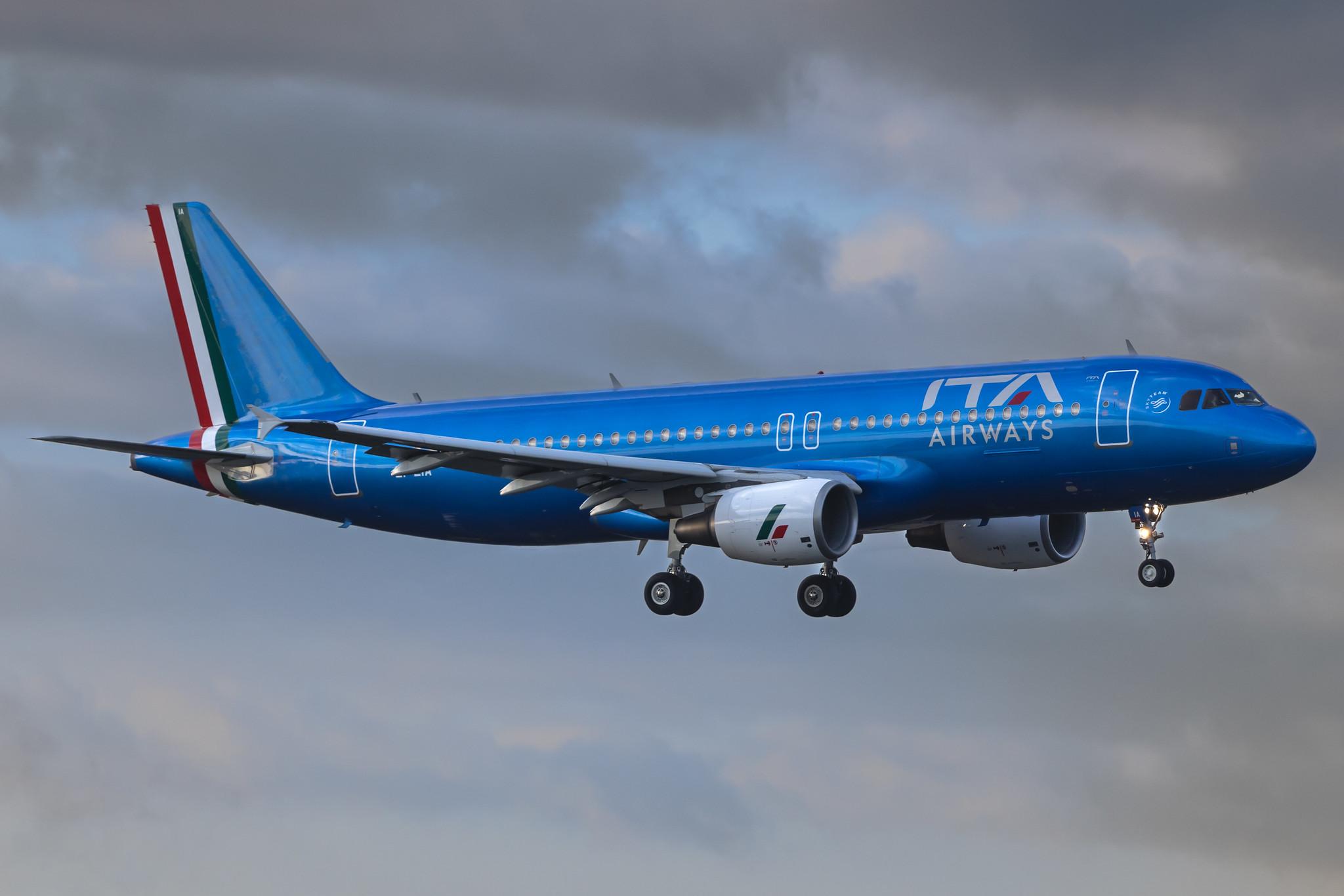 London Heathrow: ITA Airways (AZ / ITY) | Operator: Italia Trasporto Aereo |  Airbus A320-216 A320 | EI-EIA | MSN 04195