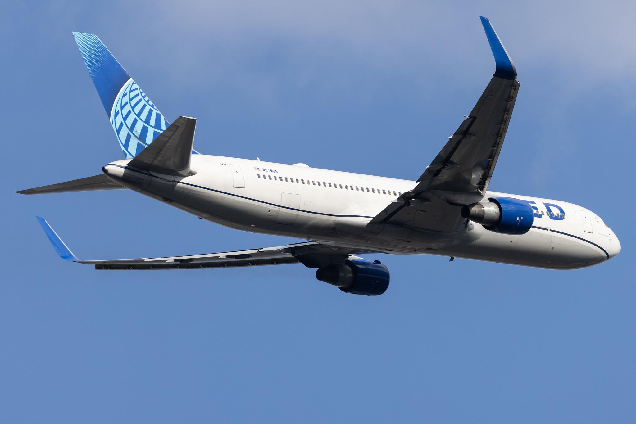 London Heathrow: United Airlines (UA / UAL) |  Boeing 767-322(ER) B763 | N674UA | MSN 29242