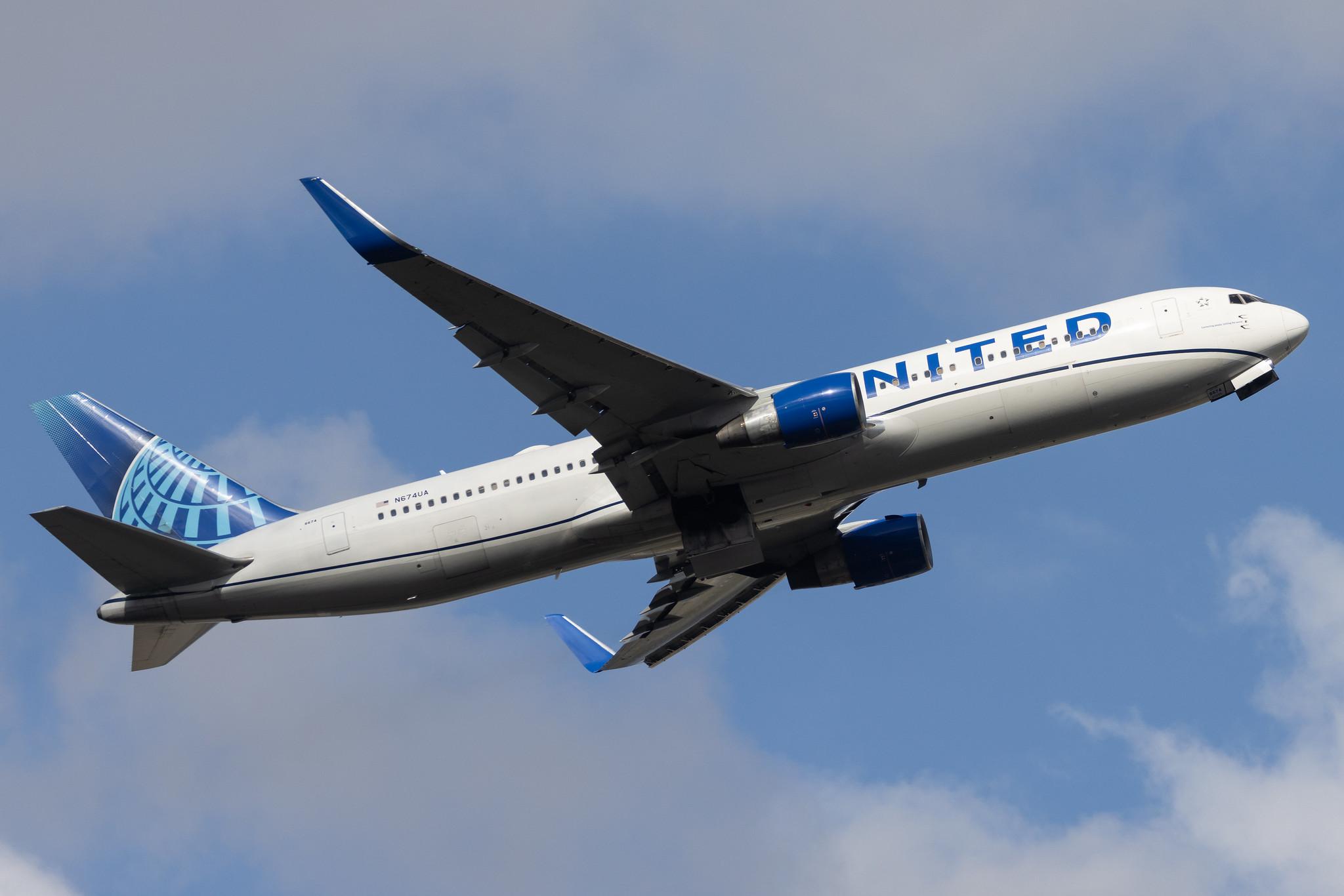 London Heathrow: United Airlines (UA / UAL) |  Boeing 767-322(ER) B763 | N674UA | MSN 29242