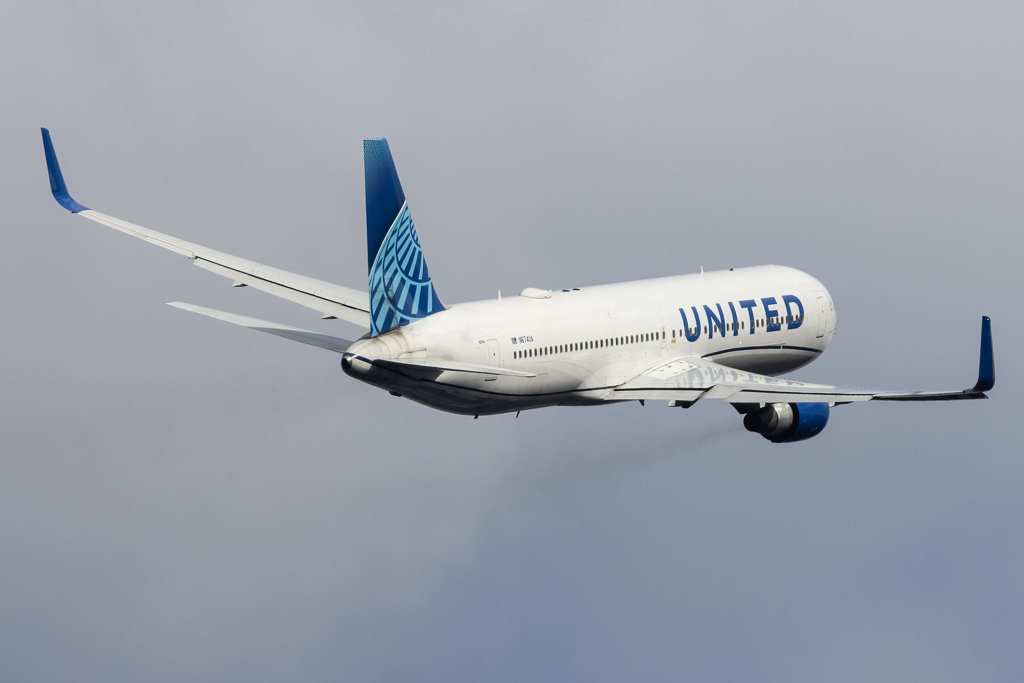 London Heathrow: United Airlines (UA / UAL) |  Boeing 767-322(ER) B763 | N674UA | MSN 29242