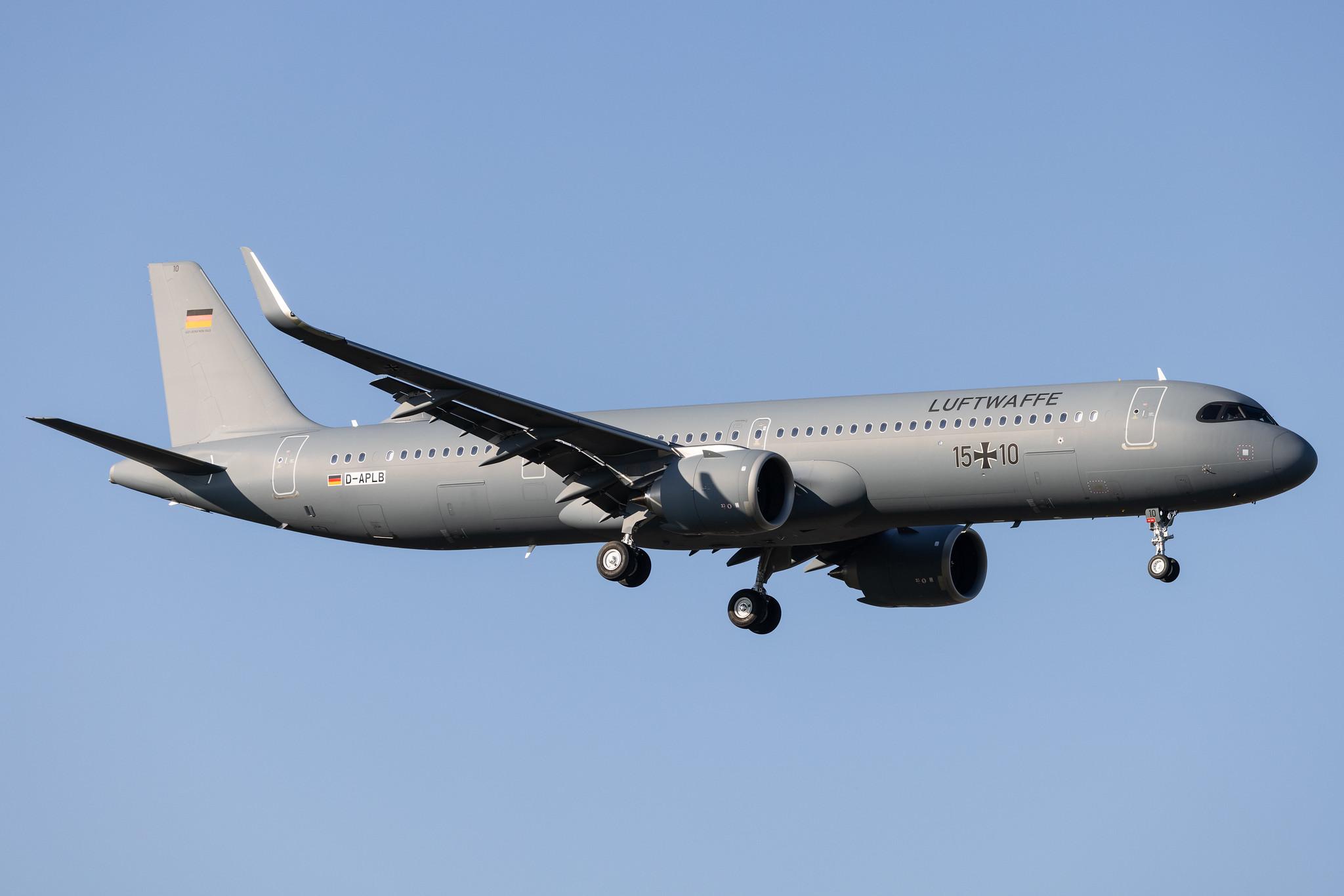 Hamburg Airport: German Air Force (/ GAF) | Operator: Lufthansa Technik | Airbus A321-251NX A21N | D-APLB | 15+10 | MSN 10613
