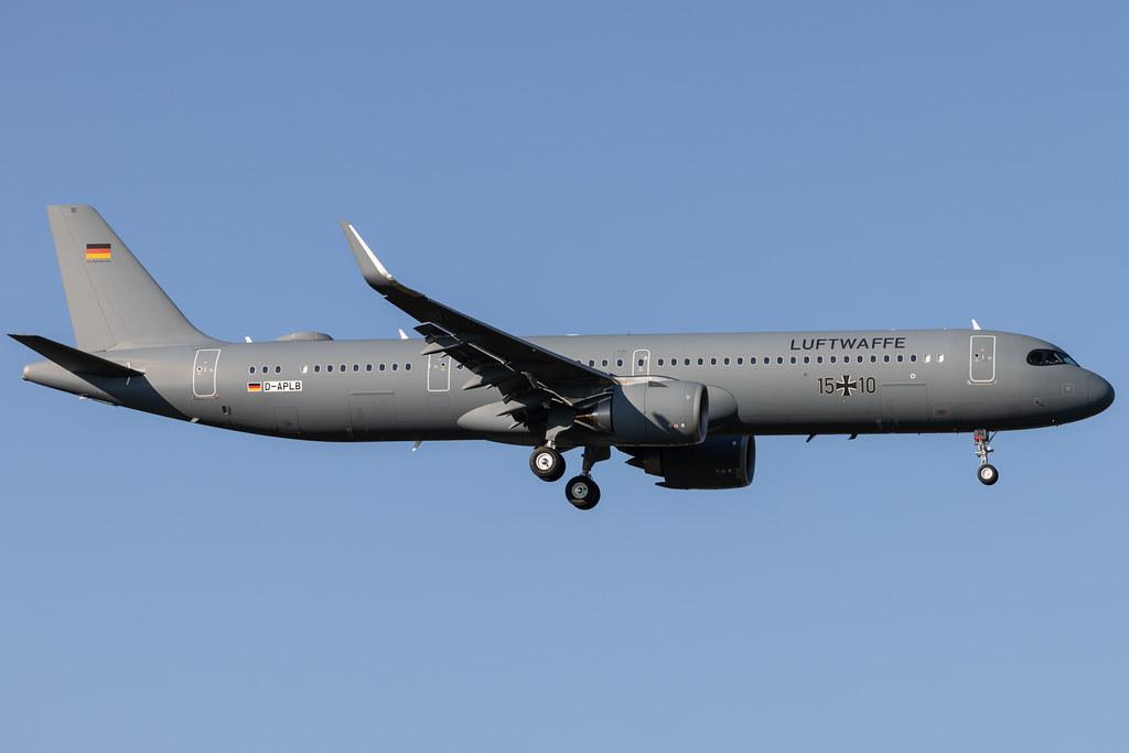 Hamburg Airport: German Air Force (/ GAF) | Operator: Lufthansa Technik | Airbus A321-251NX A21N | D-APLB | 15+10 | MSN 10613