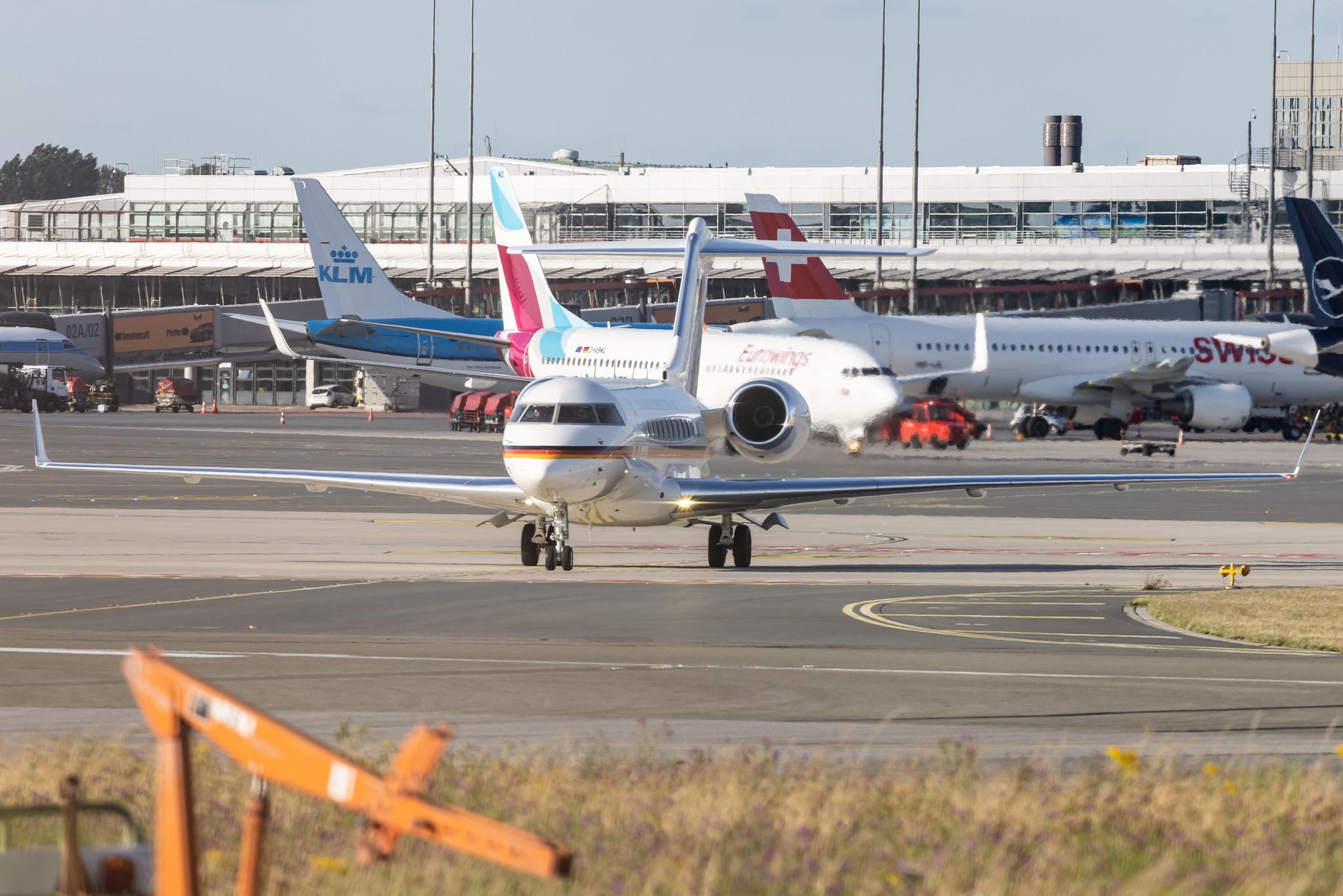 Hamburg Airport: German Air Force ( / GAF) | Bombardier BD-700-1A11 Global 5000 GLEX | 14+02 | MSN 9404