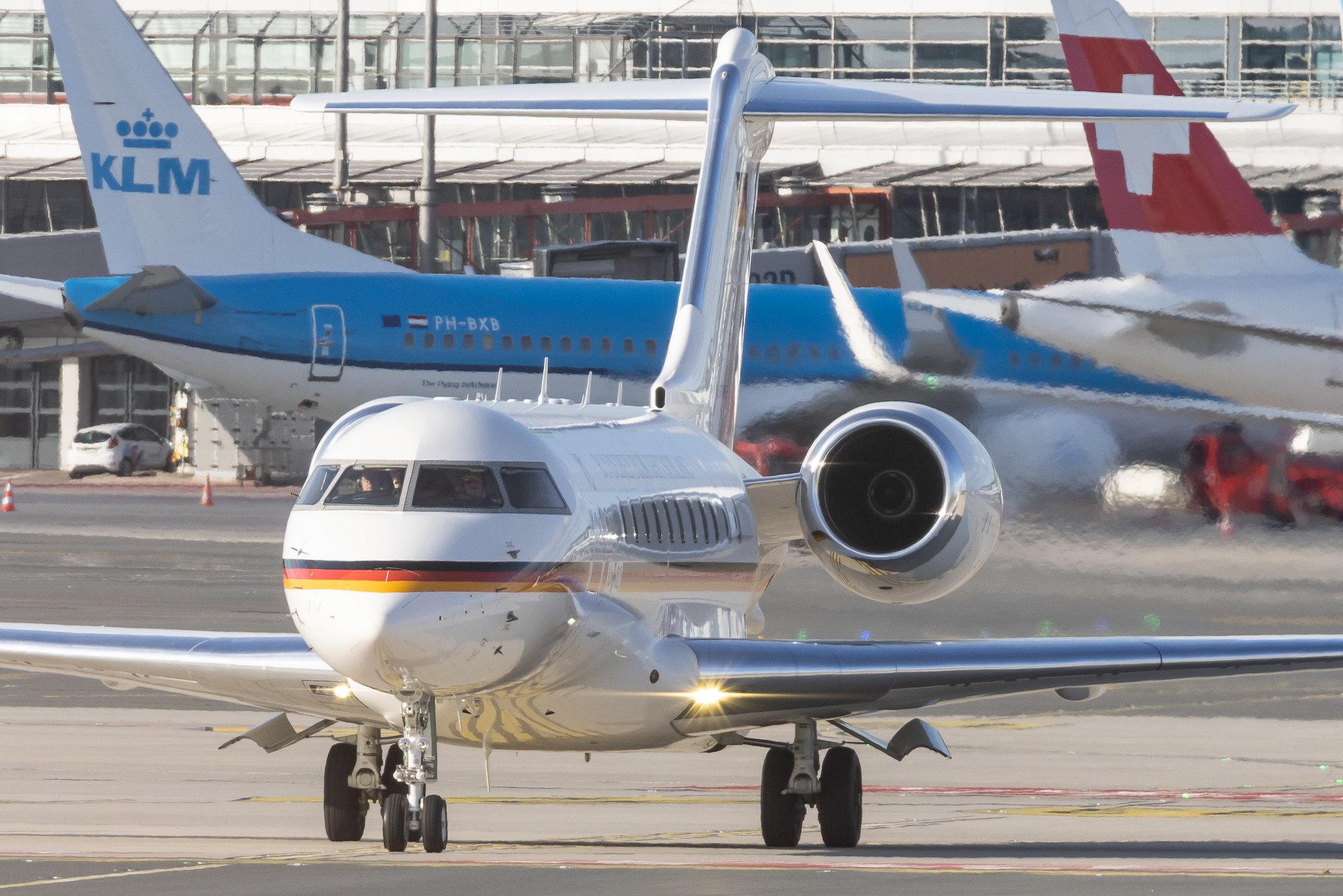 Hamburg Airport: German Air Force ( / GAF) | Bombardier BD-700-1A11 Global 5000 GLEX | 14+02 | MSN 9404