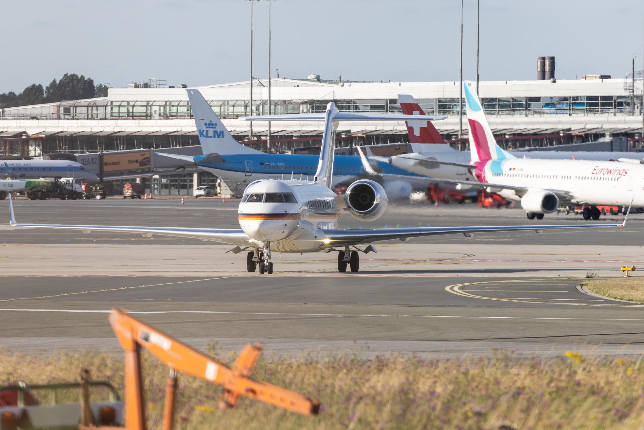 Hamburg Airport: German Air Force ( / GAF) | Bombardier BD-700-1A11 Global 5000 GLEX | 14+02 | MSN 9404