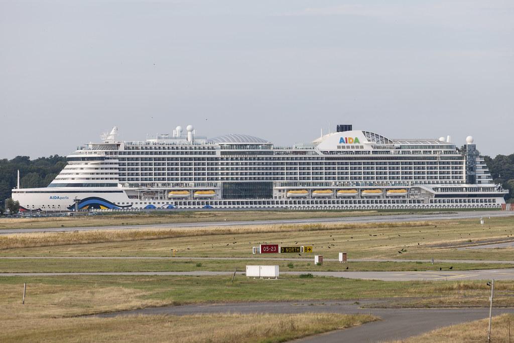 Hamburg Finkenwerder: AIDA perla