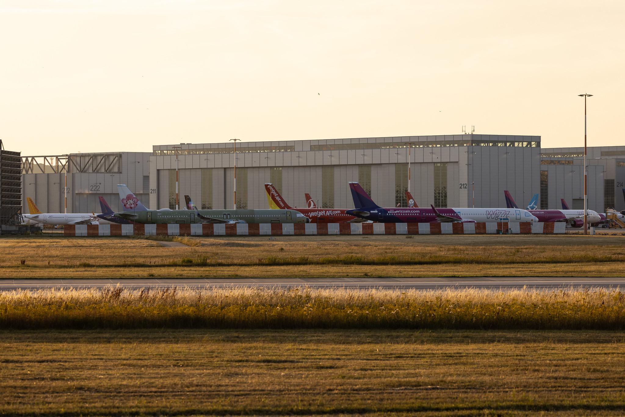 Hamburg Finkenwerder: China Airlines (CI / CAL) | Airbus A321-271NX A21N | D- | MSN 11040