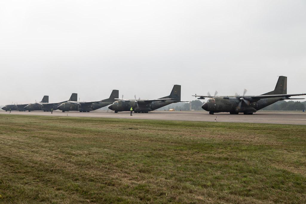 Fliegerhorst Hohn: Flyout des Luftfahrtgeschwarders LTG 63 / Die  Transall C-160D (C160) (50+36, 50+40, 50+51, 50+79, 50+83, 50+88) der German Air Force (/ GAF) am Fliegerhorst Hohn (ETNH).