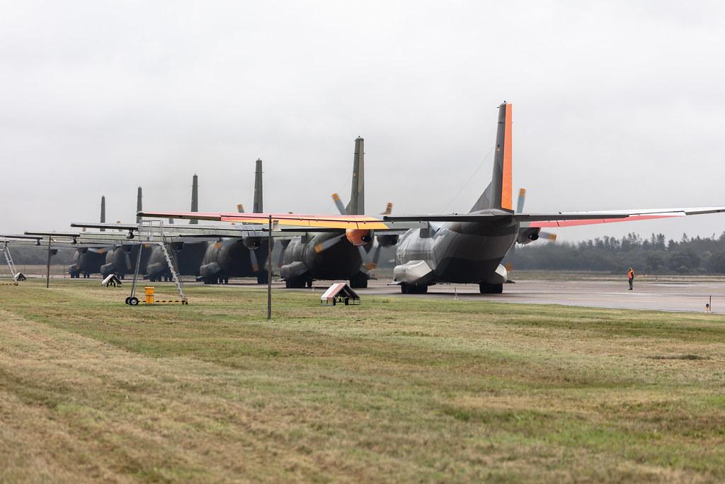 Fliegerhorst Hohn: Flyout des Luftfahrtgeschwarders LTG 63 / Die  Transall C-160D (C160) (50+36, 50+40, 50+51, 50+79, 50+83, 50+88) der German Air Force (/ GAF) am Fliegerhorst Hohn (ETNH).