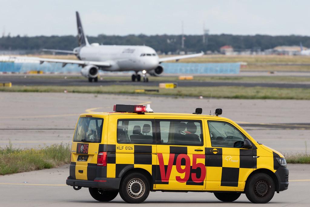 Frankfurt Airport: Follow Me V95