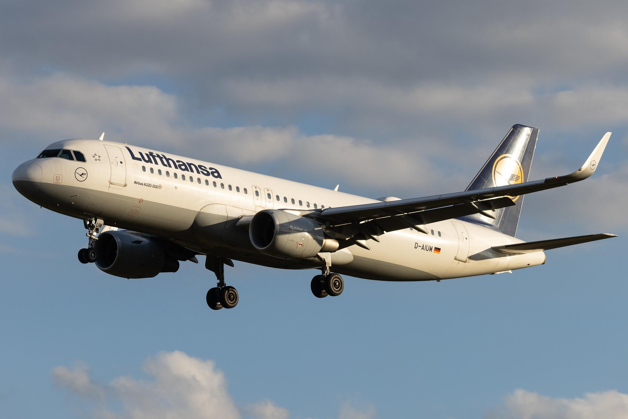 Hamburg Airport: Lufthansa (LH / DLH) | Airbus A320-214 A320 | D-AIUM | MSN 6577