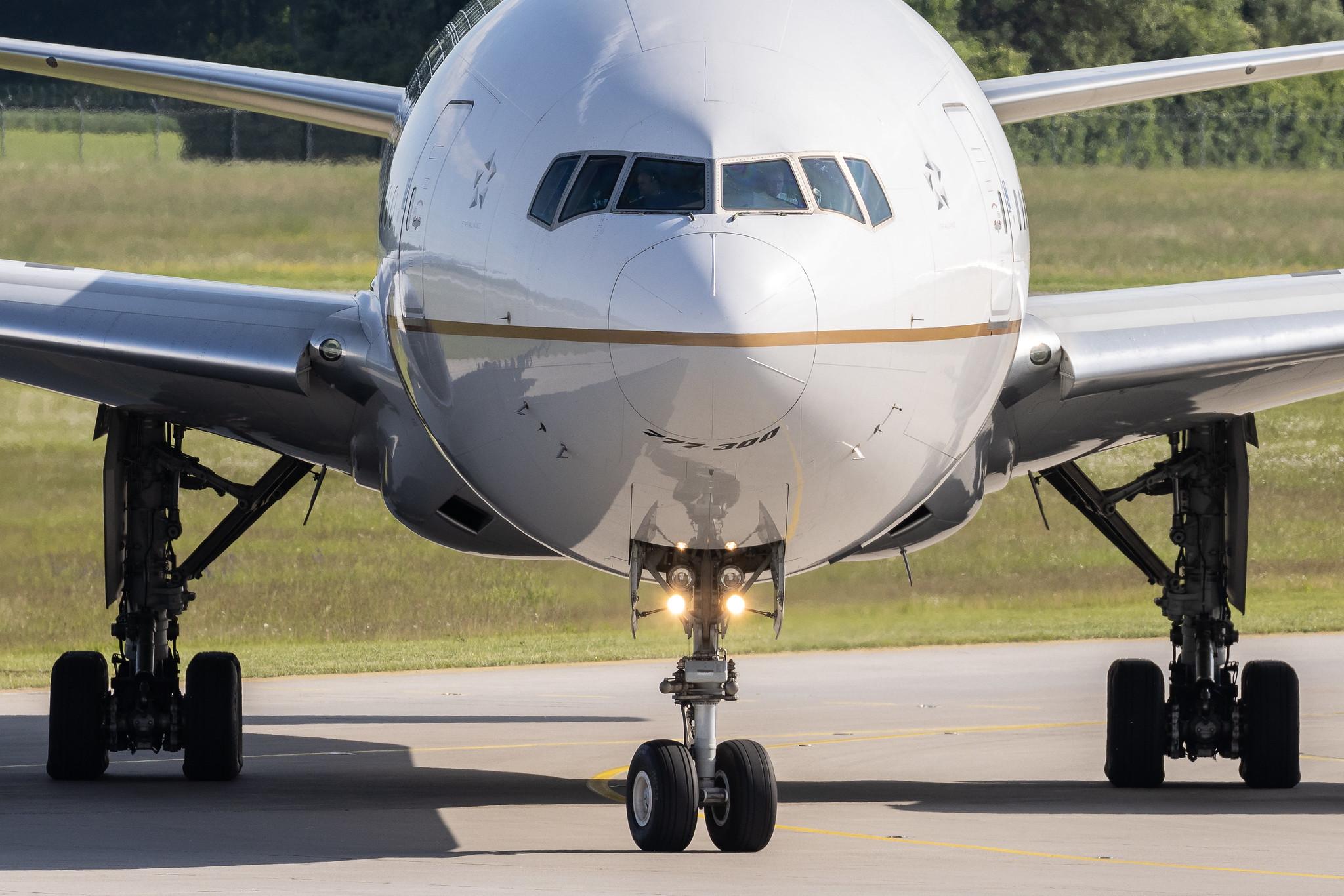 Munich Airport: United Airlines (UA / UAL) | Boeing 777-322(ER) B77W | N2645U | MSN 64989