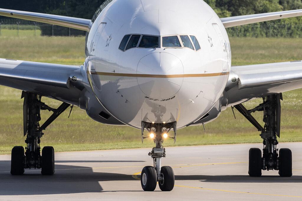 Munich Airport: United Airlines (UA / UAL) | Boeing 777-322(ER) B77W | N2645U | MSN 64989