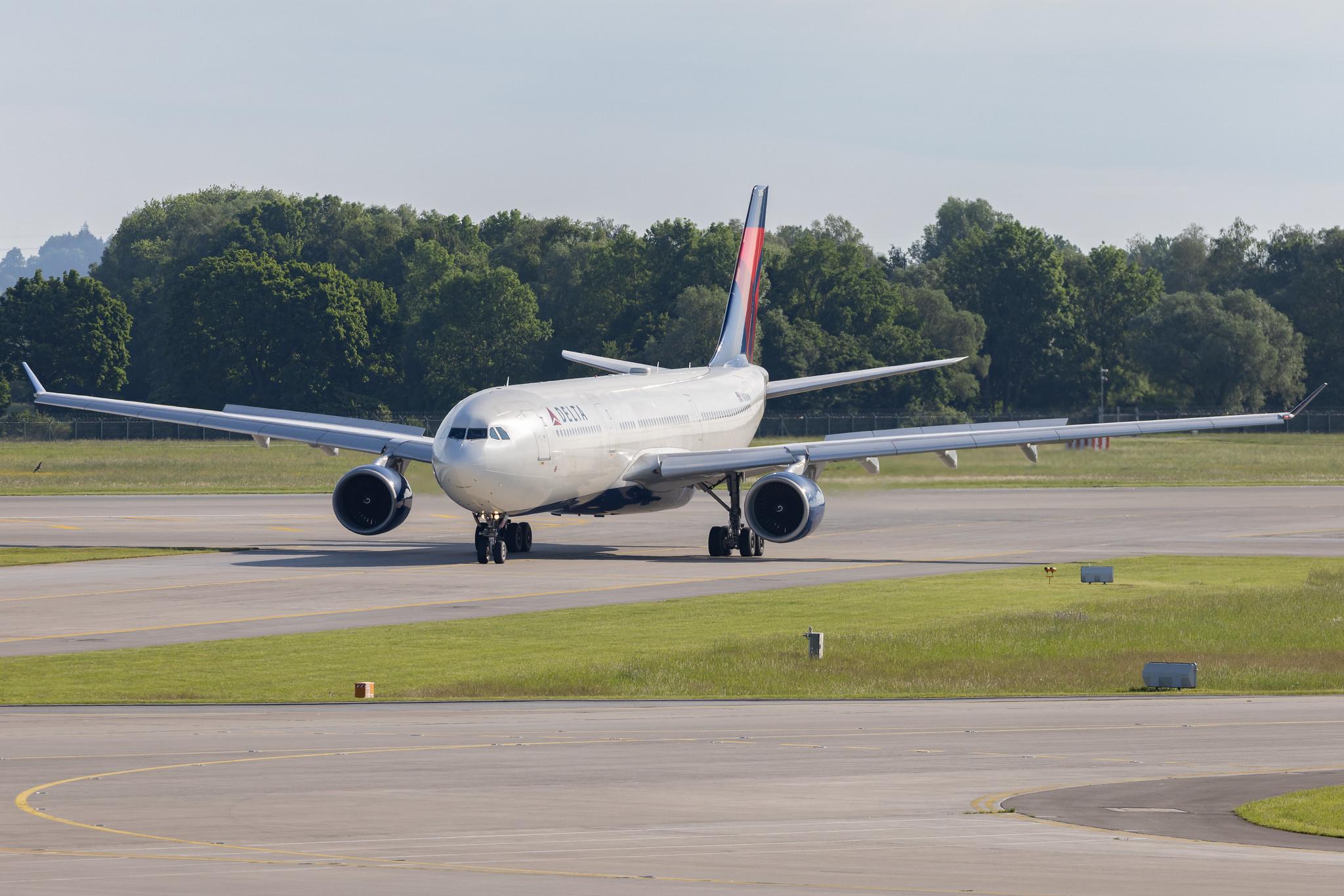 Munich Airport: Delta Air Lines (DL / DAL) | Airbus A330-323 A333 | N818NW | MSN 0857
