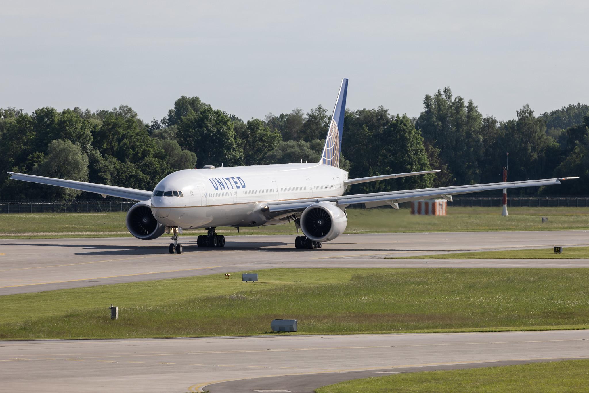 Munich Airport: United Airlines (UA / UAL) | Boeing 777-322(ER) B77W | N2645U | MSN 64989