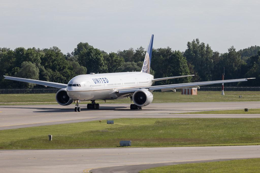 Munich Airport: United Airlines (UA / UAL) | Boeing 777-322(ER) B77W | N2645U | MSN 64989