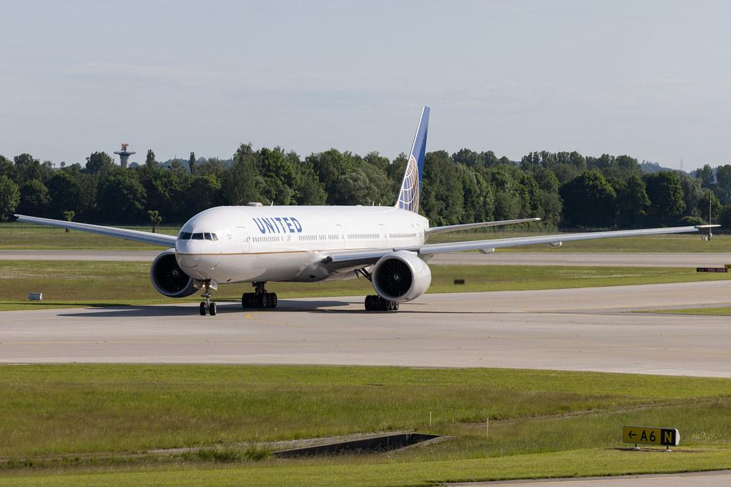 Munich Airport: United Airlines (UA / UAL) | Boeing 777-322(ER) B77W | N2645U | MSN 64989